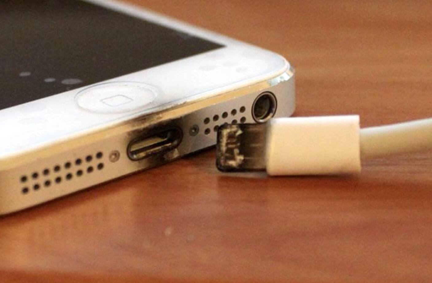 В разъеме lightning обнаружена жидкость. MAGSAFE 3 Charging Port.